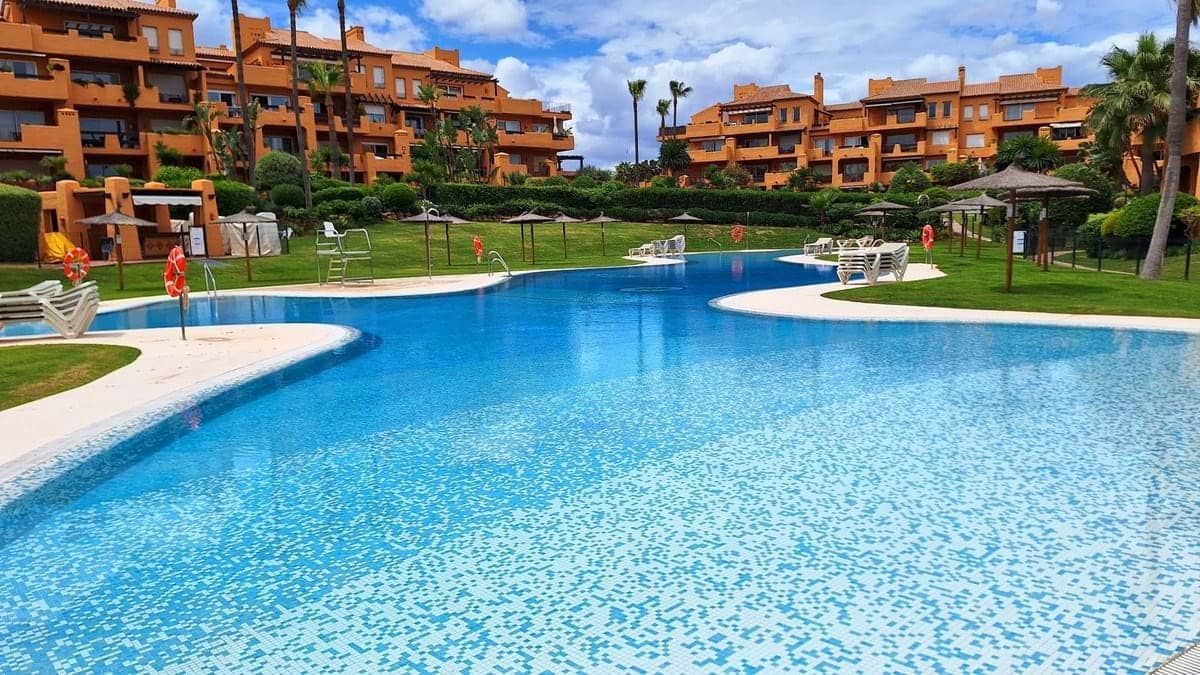 2 soveværelse Lejlighed til salg i La Duquesa / Puerto de la Duquesa med swimmingpool garage - € 484.000 (Ref: 9189013)
