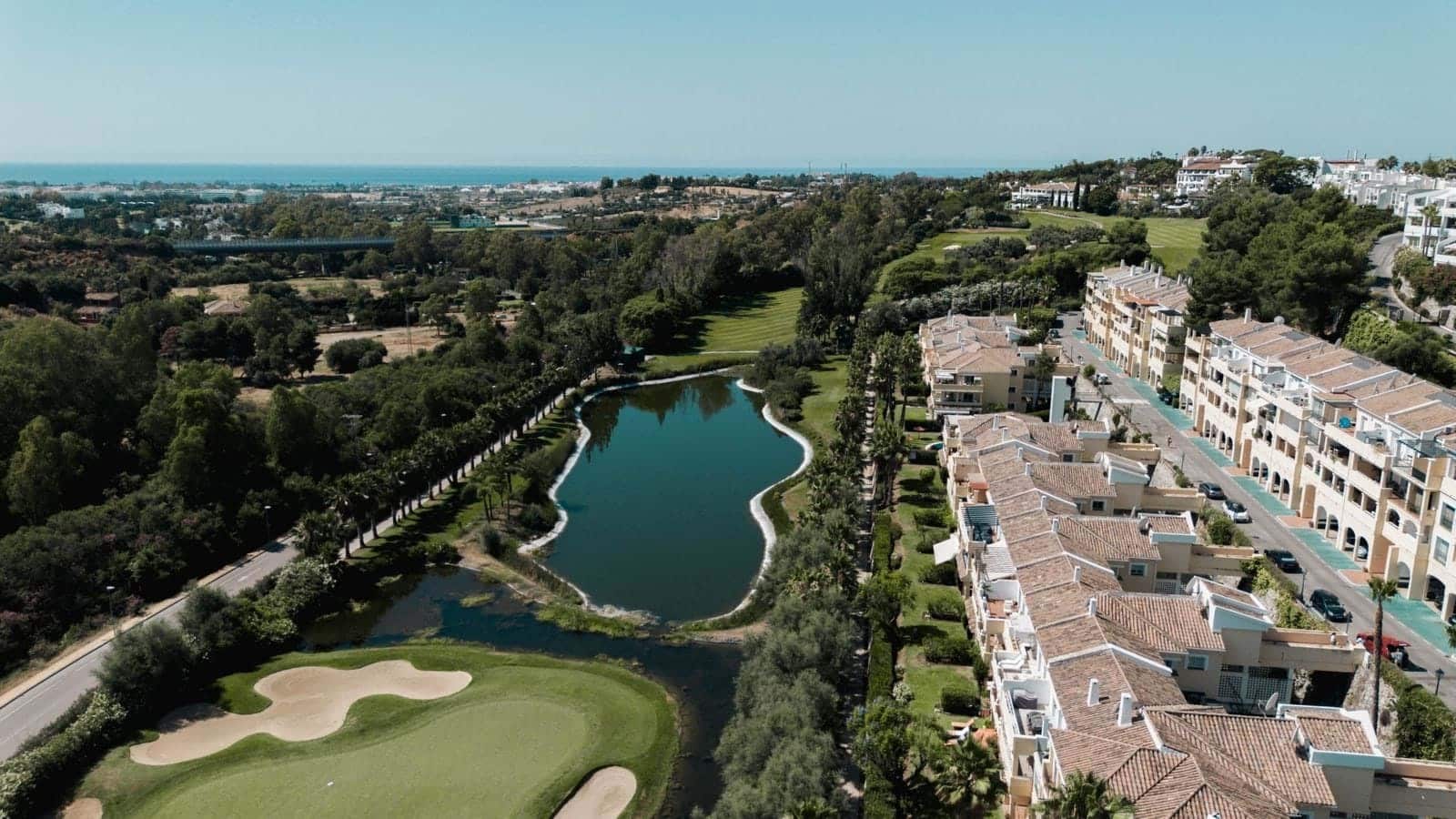 Apartamento de 2 habitaciones en Benahavís en venta con piscina garaje - 595.000 € (Ref: 9192059)