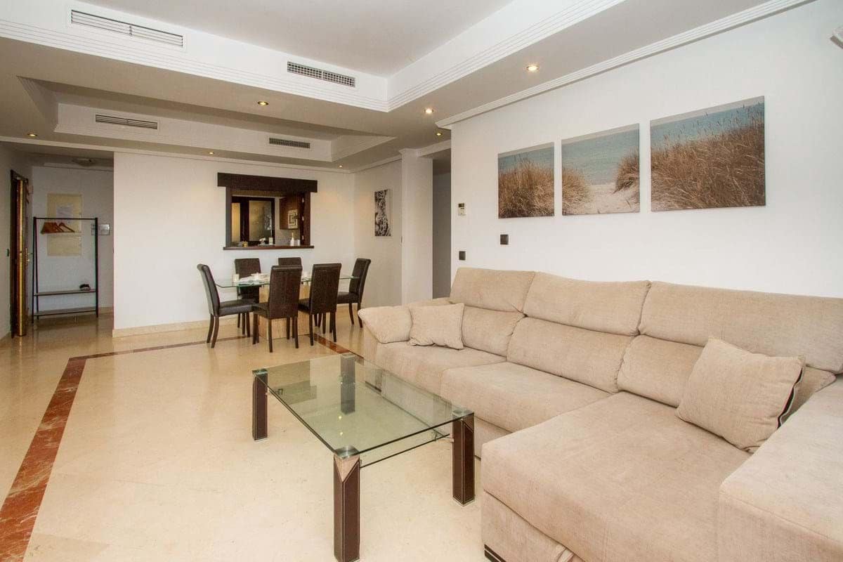 Apartamento de 2 habitaciones en Marbella en venta con piscina garaje - 330.000 € (Ref: 9197459)