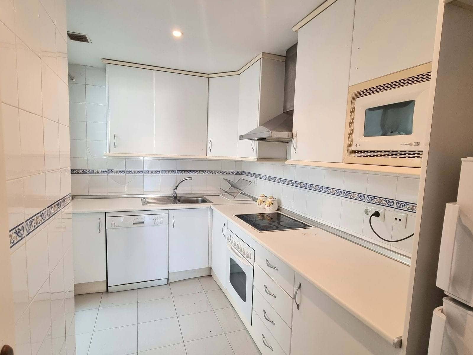 2 bedroom Apartment for sale in Marbella with pool garage - € 570,000 (Ref: 9197462)