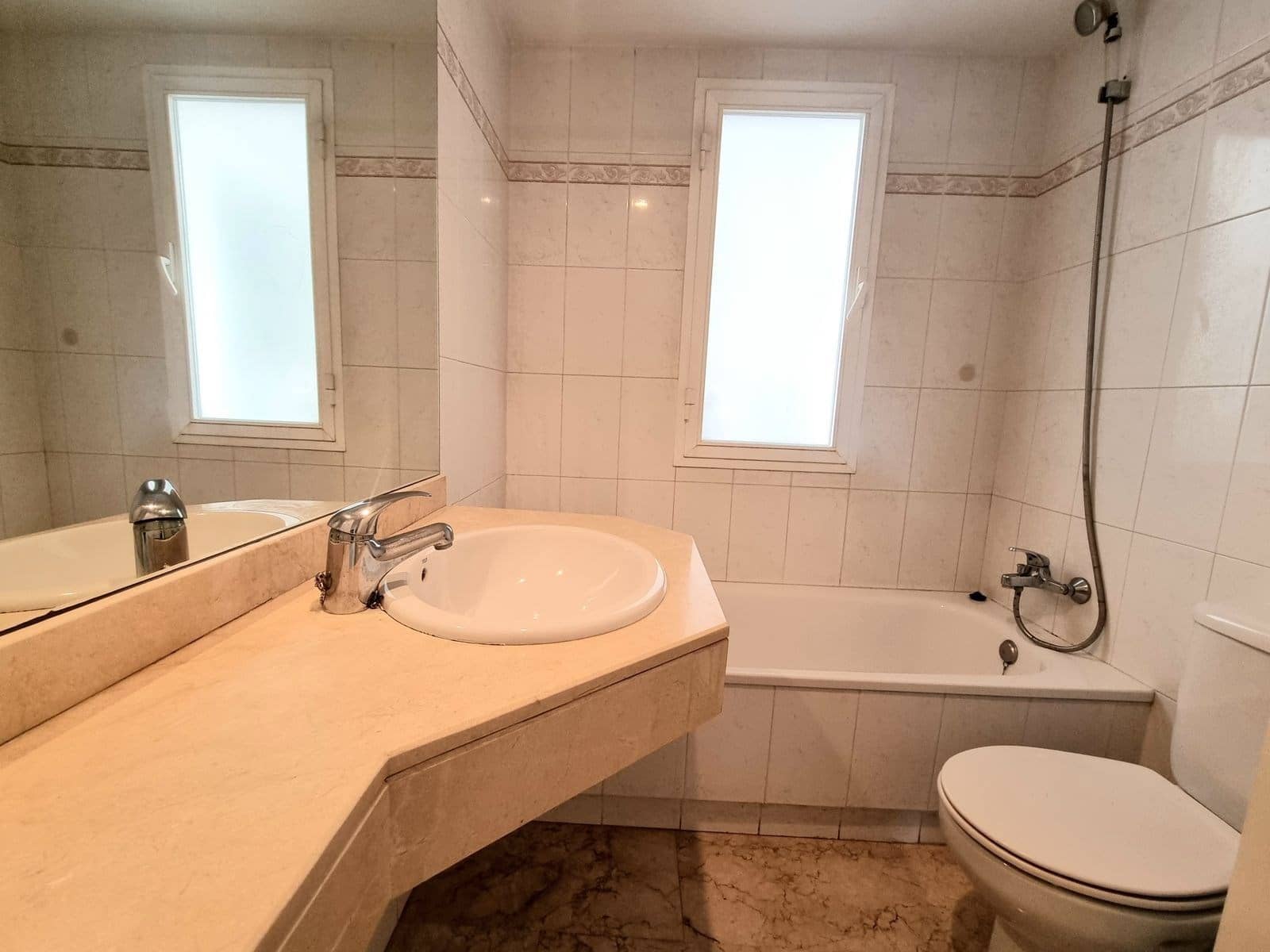 2 bedroom Apartment for sale in Marbella with pool garage - € 570,000 (Ref: 9197462)