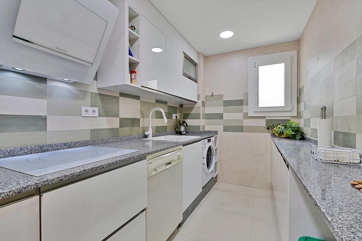 3 bedroom Apartment for sale in Fuengirola - € 445,000 (Ref: 9198342)