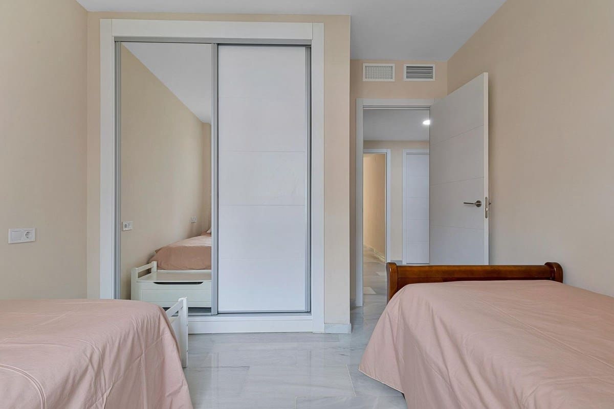 3 bedroom Apartment for sale in Fuengirola - € 445,000 (Ref: 9198342)