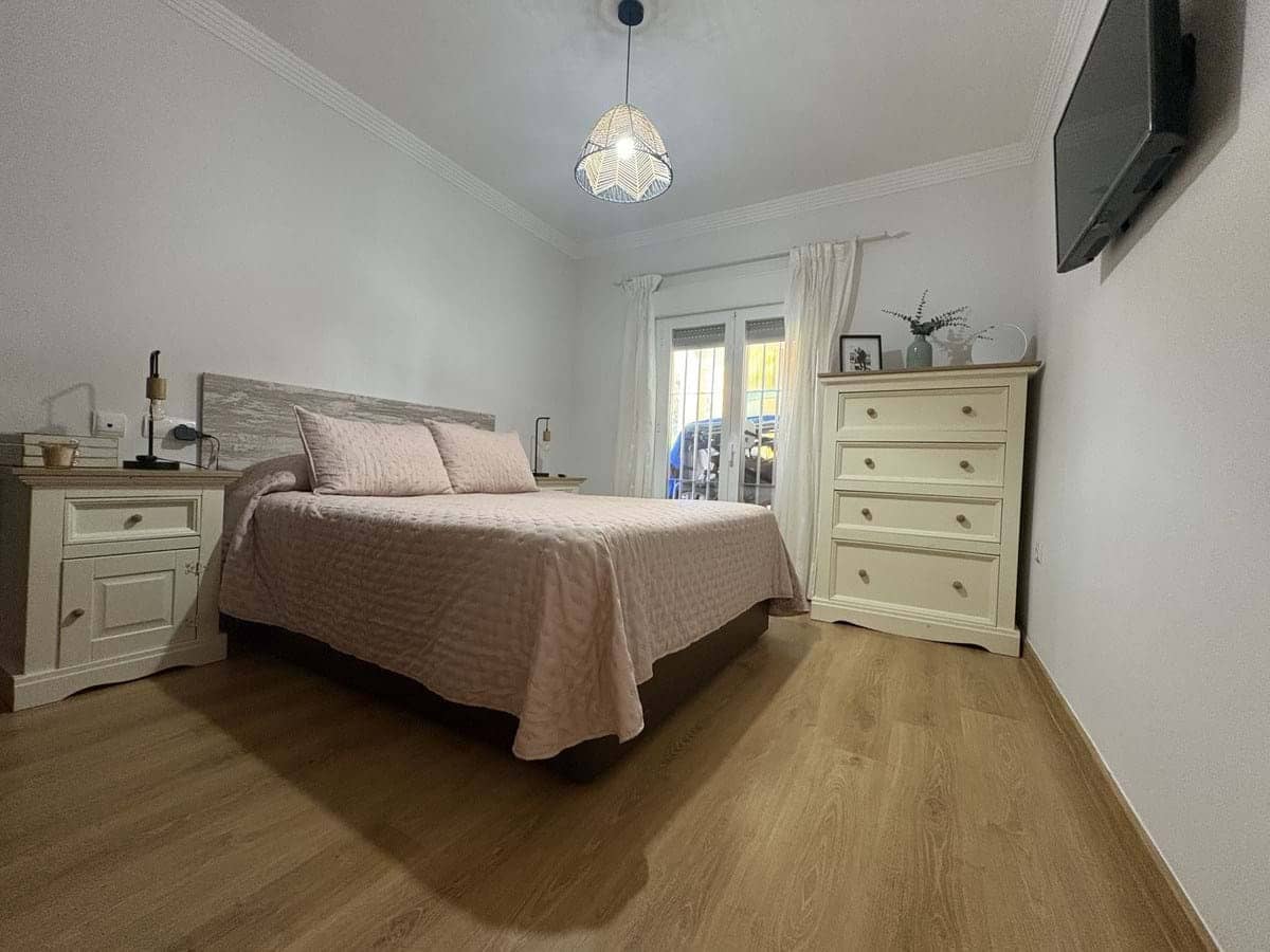 Apartamento de 2 habitaciones en New Golden Mile en venta con piscina garaje - 300.000 € (Ref: 9207498)