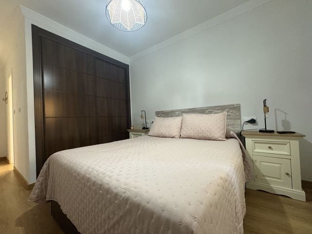 Apartamento de 2 habitaciones en Nueva Atalaya, Estepona en venta con piscina garaje - 300.000 € (Ref: 9207498)