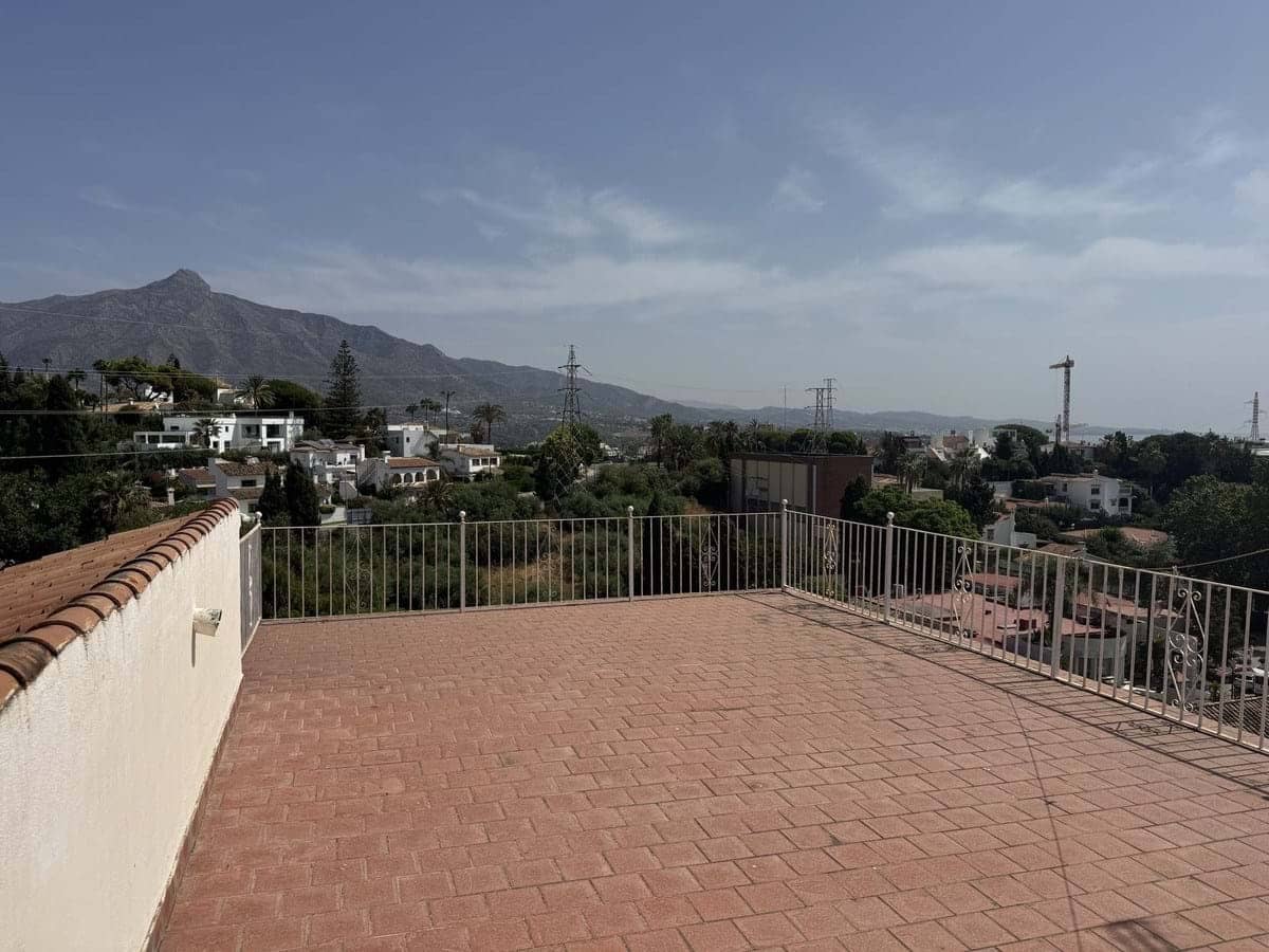 6 sypialnia Willa na sprzedaż w Marbella z basenem garażem - 1 495 000 € (Ref: 9207808)