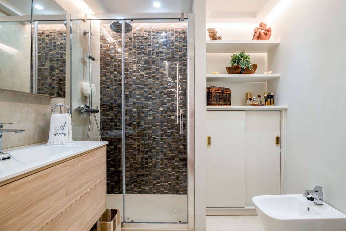 2 bedroom Apartment for sale in Marbella with pool garage - € 999,000 (Ref: 9208064)