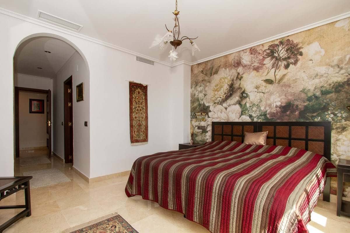 2 bedroom Apartment for sale in Marbella with pool garage - € 340,000 (Ref: 9209046)
