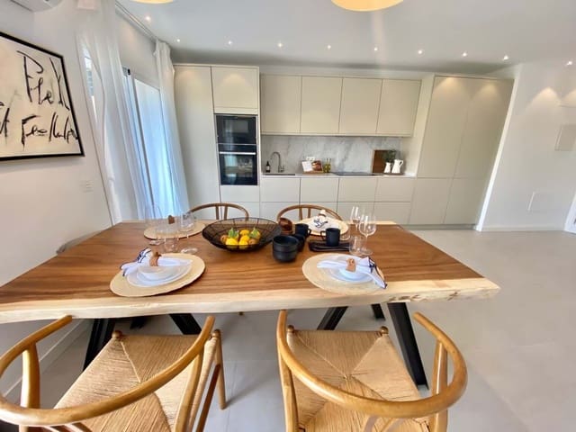 4 sypialnia Apartament na sprzedaż w Marbella z basenem garażem - 900 000 € (Ref: 9219273)