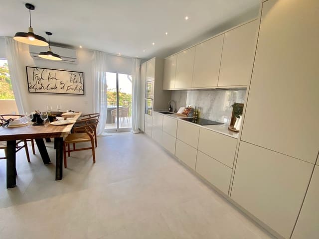 4 sypialnia Apartament na sprzedaż w Marbella z basenem garażem - 900 000 € (Ref: 9219273)