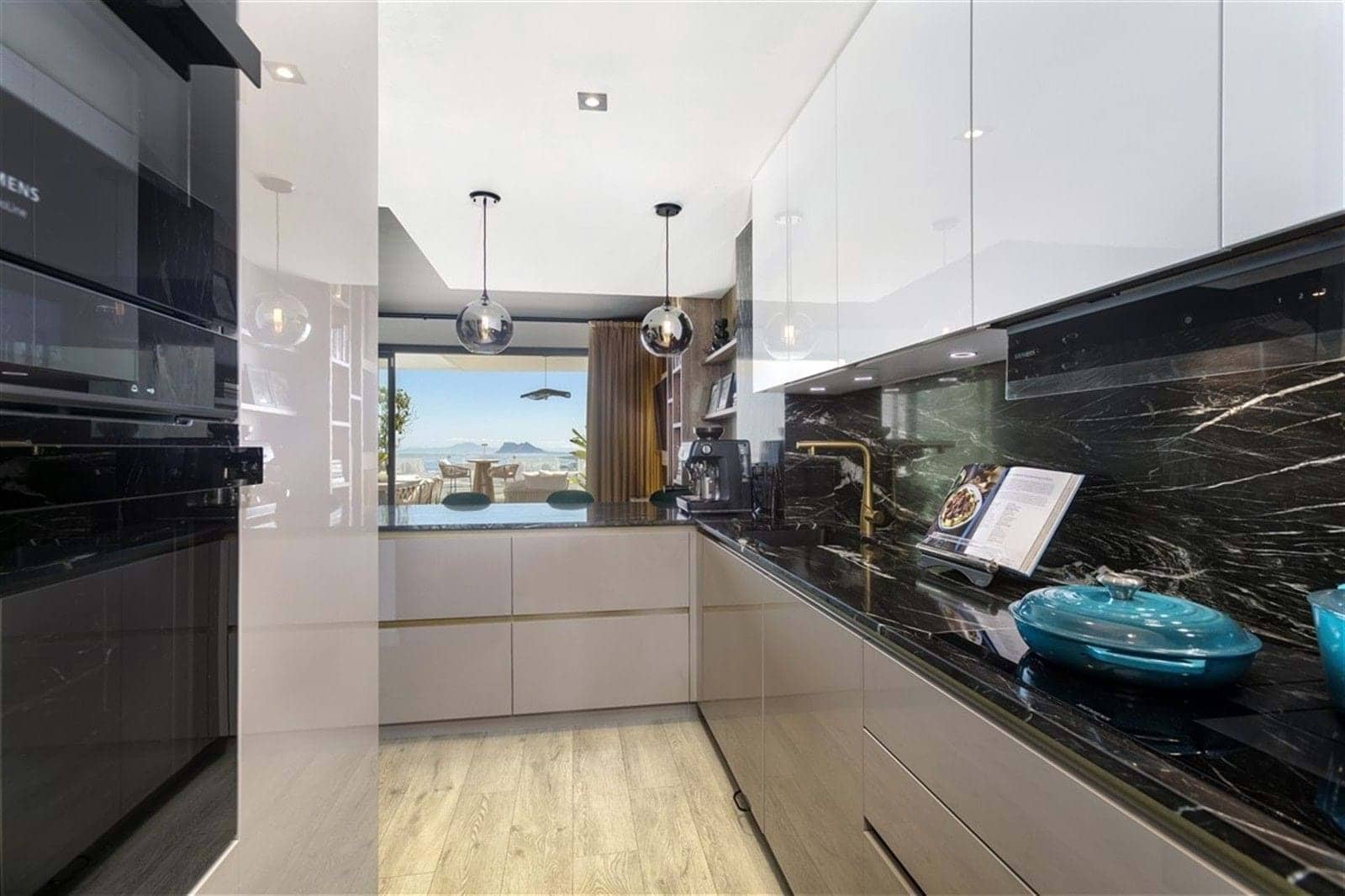 3 sypialnia Dom na sprzedaż w Manilva z basenem garażem - 875 000 € (Ref: 9228171)