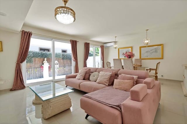 4 bedroom Townhouse for sale in Marbella with pool garage - € 650,000 (Ref: 9230257)