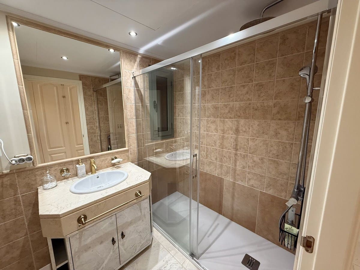 3 bedroom Apartment for sale in Estepona with pool garage - € 745,000 (Ref: 9231292)