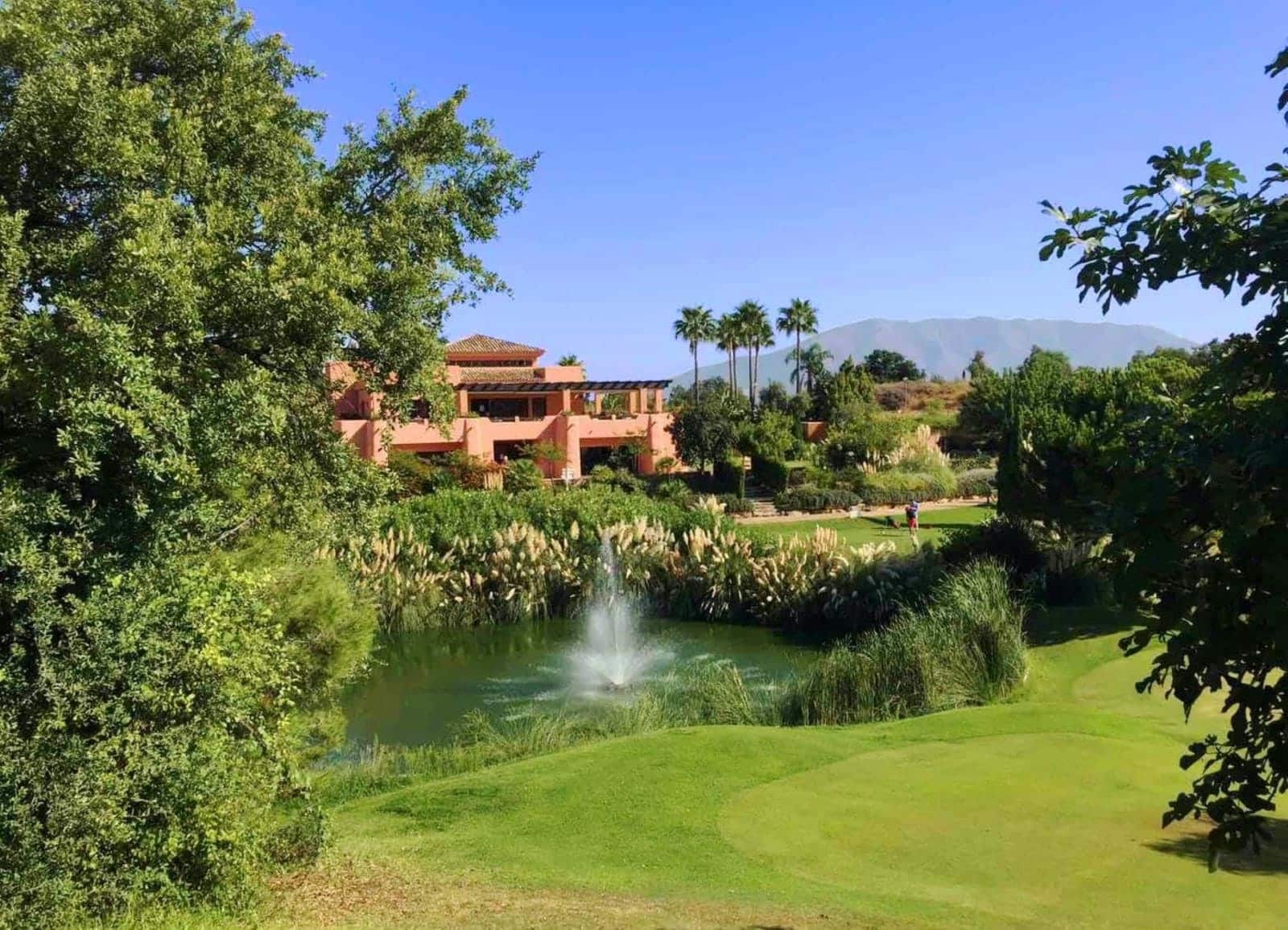 Apartamento de 2 habitaciones en Marbella en venta con piscina garaje - 439.000 € (Ref: 9231944)