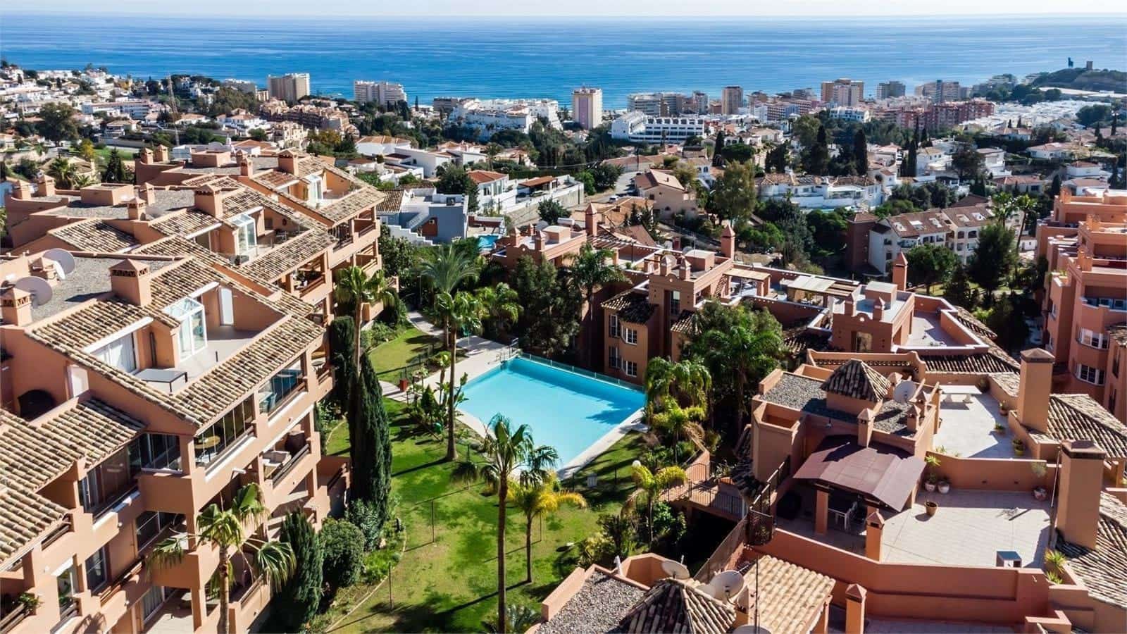 2 bedroom Apartment for sale in Fuengirola with pool garage - € 355,000 (Ref: 9242429)