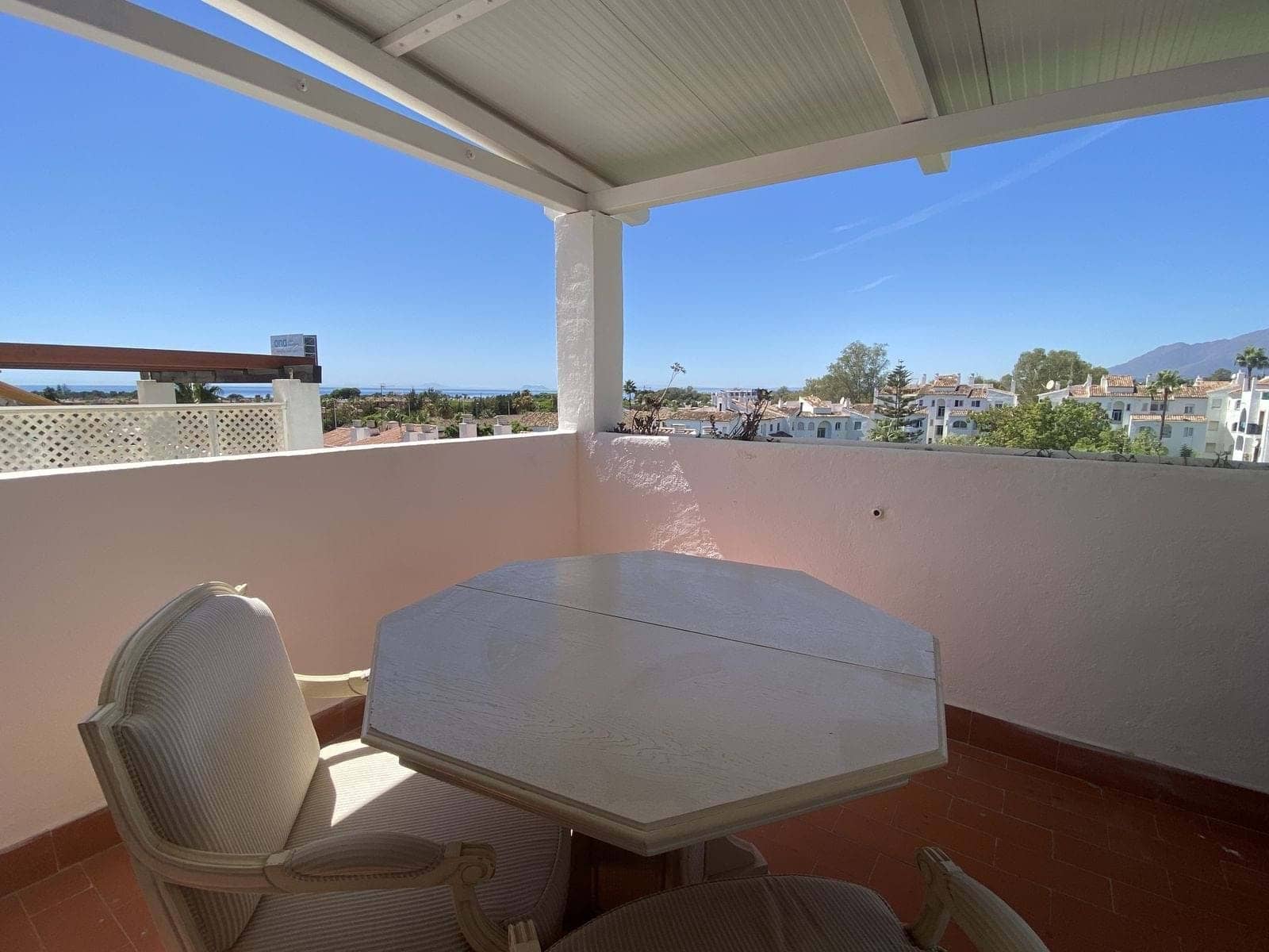2 bedroom Apartment for sale in Estepona with pool garage - € 320,000 (Ref: 9254250)