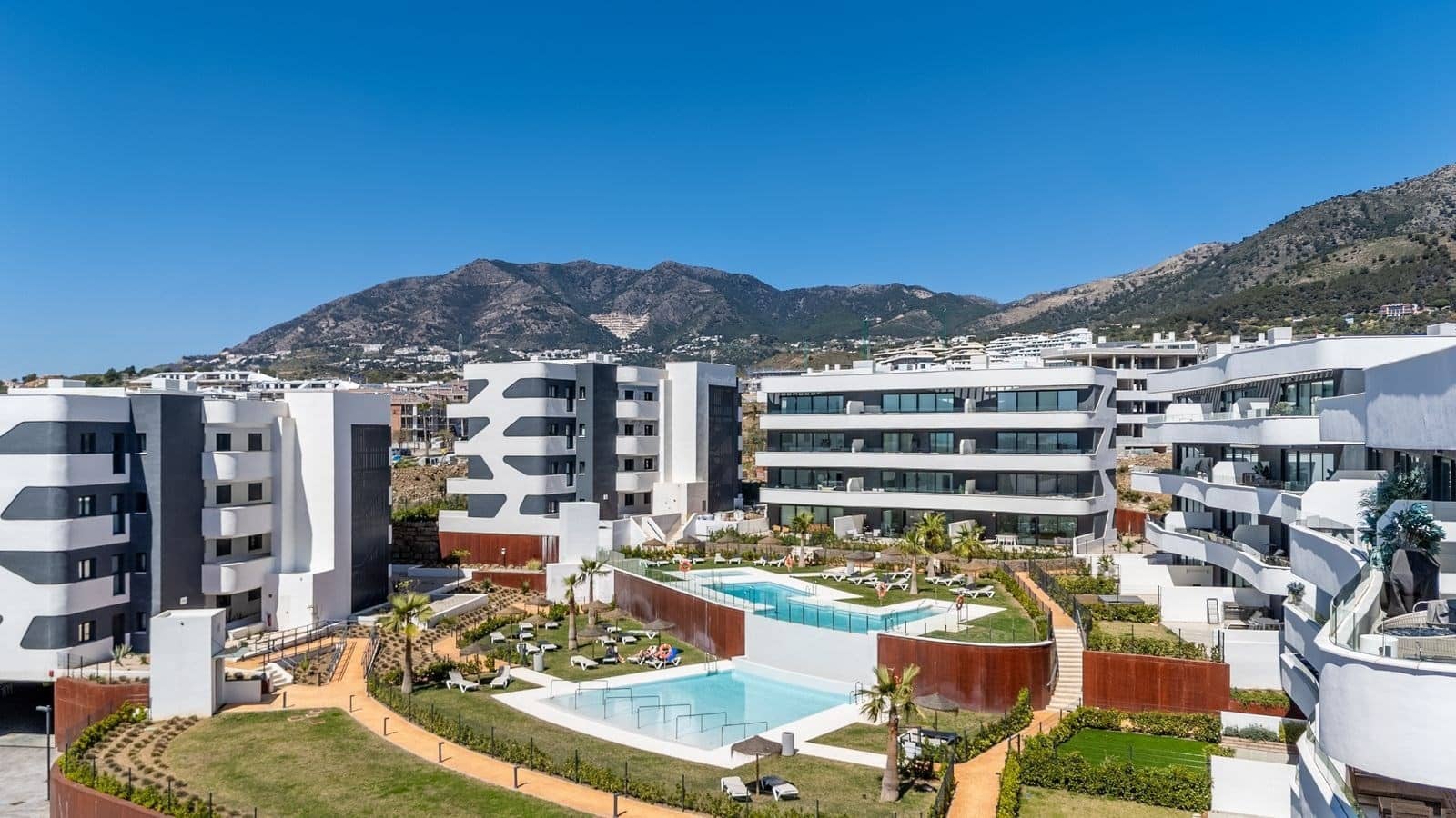 Apartamento de 2 habitaciones en Fuengirola en venta con piscina garaje - 470.000 € (Ref: 9267697)