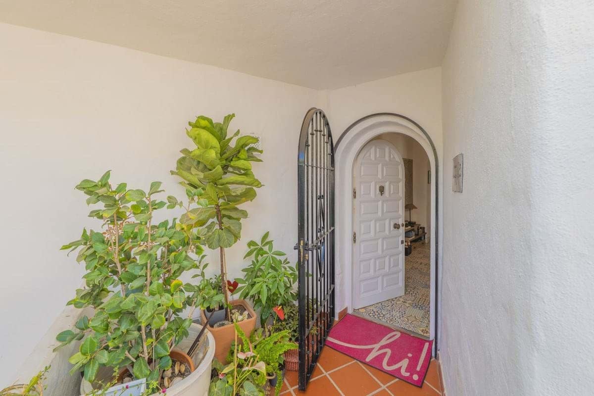 2 bedroom Apartment for sale in Marbella with pool - € 440,000 (Ref: 9274676)