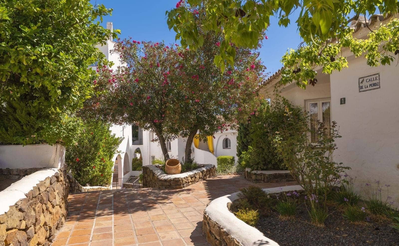 2 bedroom Apartment for sale in Marbella with pool - € 440,000 (Ref: 9274676)