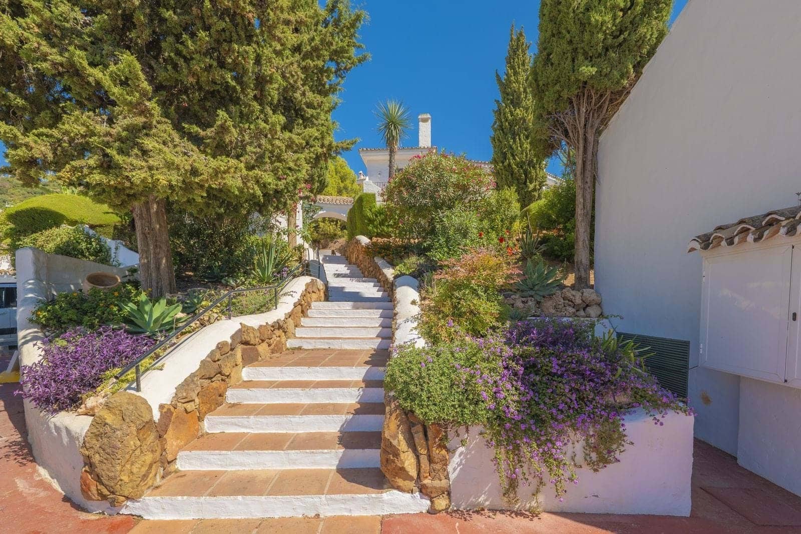 2 bedroom Apartment for sale in Marbella with pool - € 440,000 (Ref: 9274676)