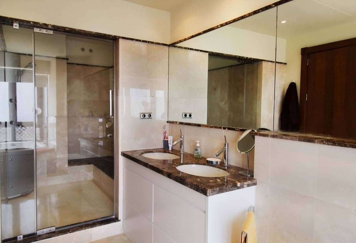 5 makuuhuone Huvila myytävänä paikassa Marbella mukana uima-altaan 
autotalli - 1 795 000 € (Ref: 9287483)