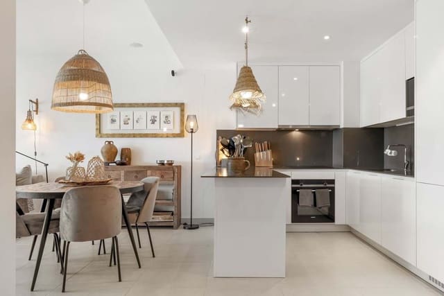 Apartamento de 2 habitaciones en Estepona Golf, Estepona en venta con piscina garaje - 495.000 € (Ref: 9297151)