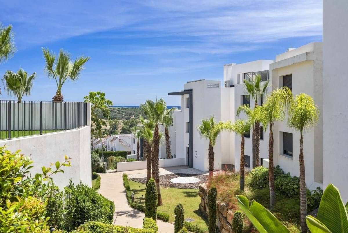 Apartamento de 2 habitaciones en Estepona en venta con piscina garaje - 495.000 € (Ref: 9297151)