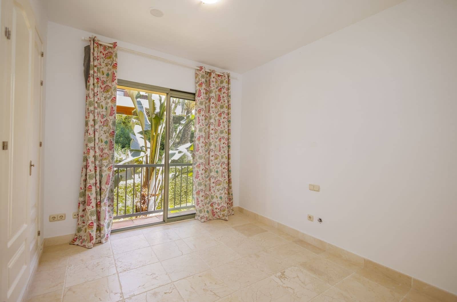 Apartamento de 2 habitaciones en Estepona en venta con piscina garaje - 420.000 € (Ref: 9301784)