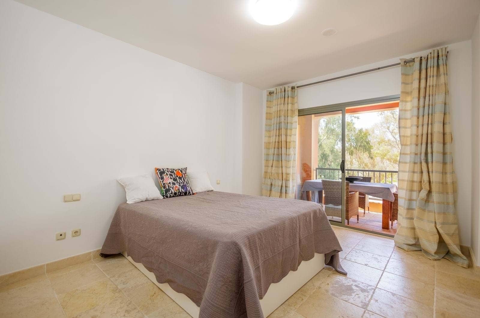 Apartamento de 2 habitaciones en Estepona en venta con piscina garaje - 420.000 € (Ref: 9301784)