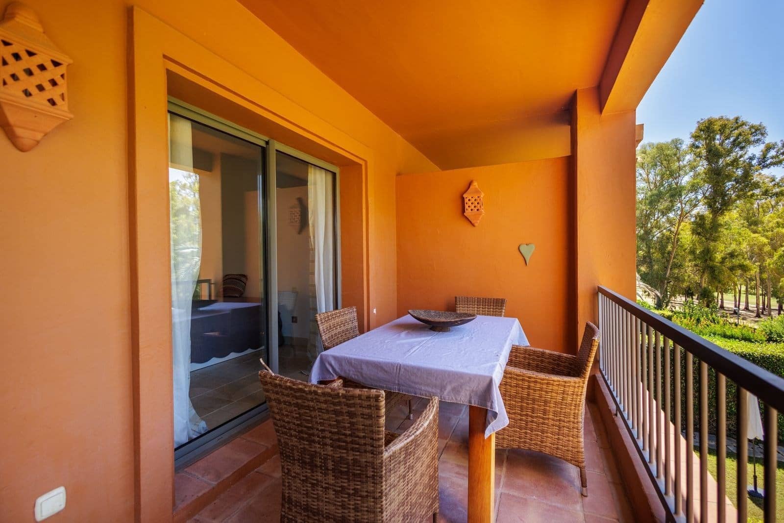 Apartamento de 2 habitaciones en Estepona en venta con piscina garaje - 420.000 € (Ref: 9301784)