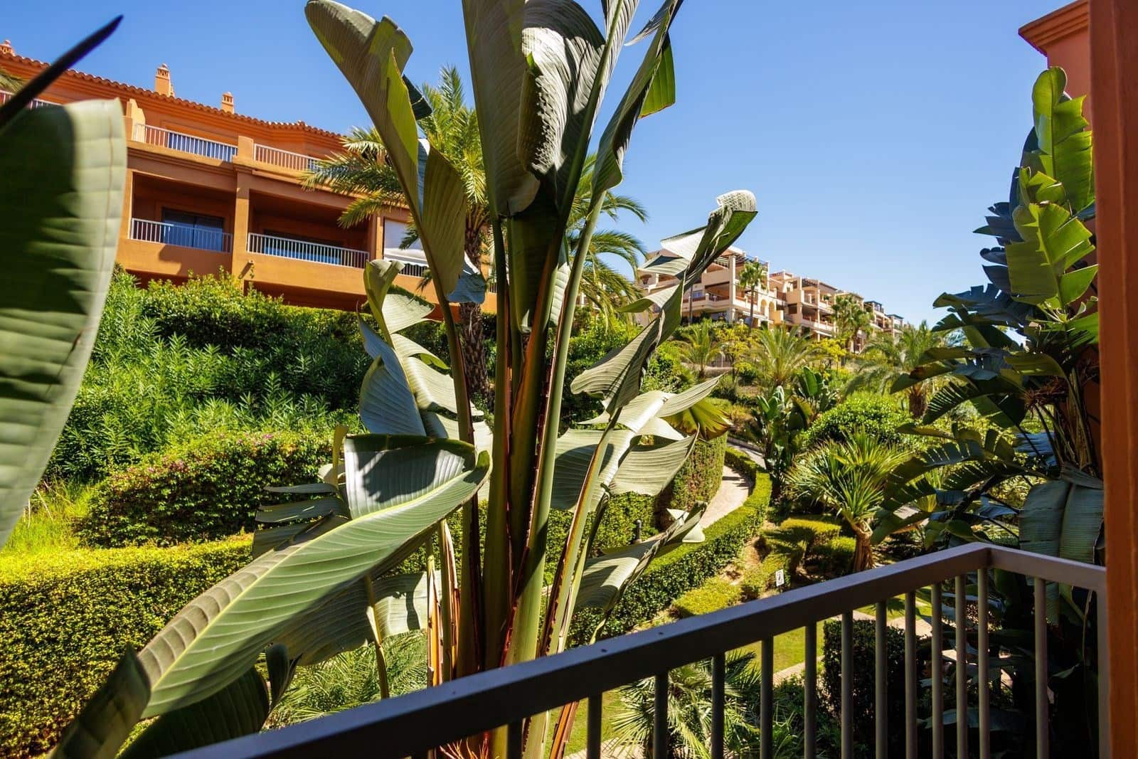 Apartamento de 2 habitaciones en Estepona en venta con piscina garaje - 420.000 € (Ref: 9301784)