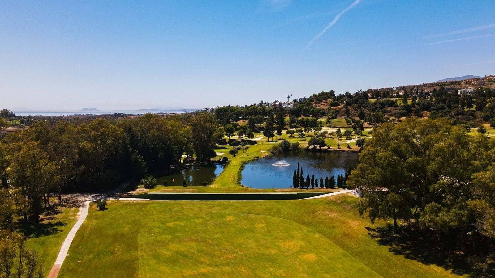 Apartamento de 2 habitaciones en Estepona en venta con piscina garaje - 420.000 € (Ref: 9301784)