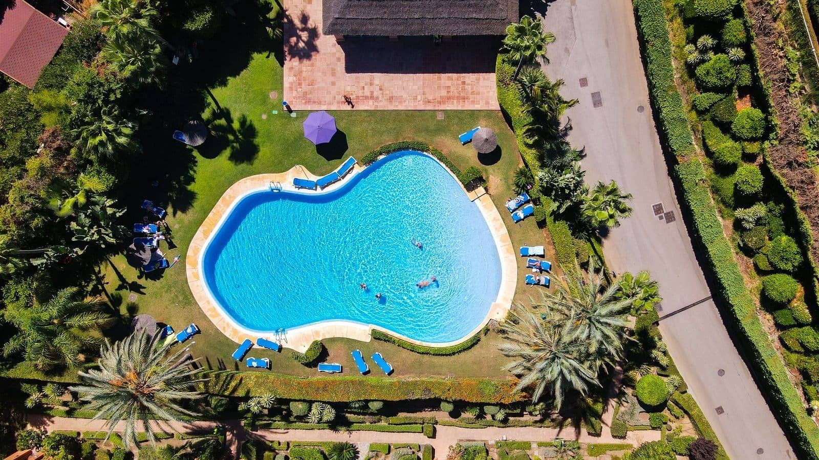 Apartamento de 2 habitaciones en Estepona en venta con piscina garaje - 420.000 € (Ref: 9301784)