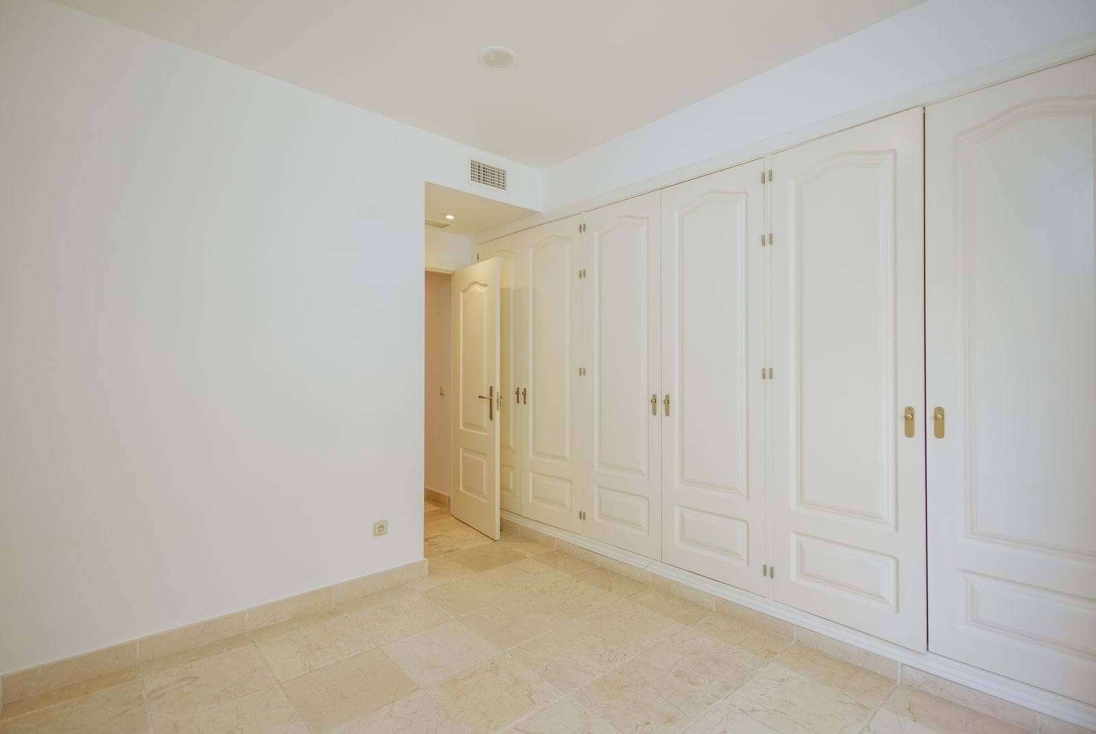 Apartamento de 2 habitaciones en Estepona en venta con piscina garaje - 420.000 € (Ref: 9301784)