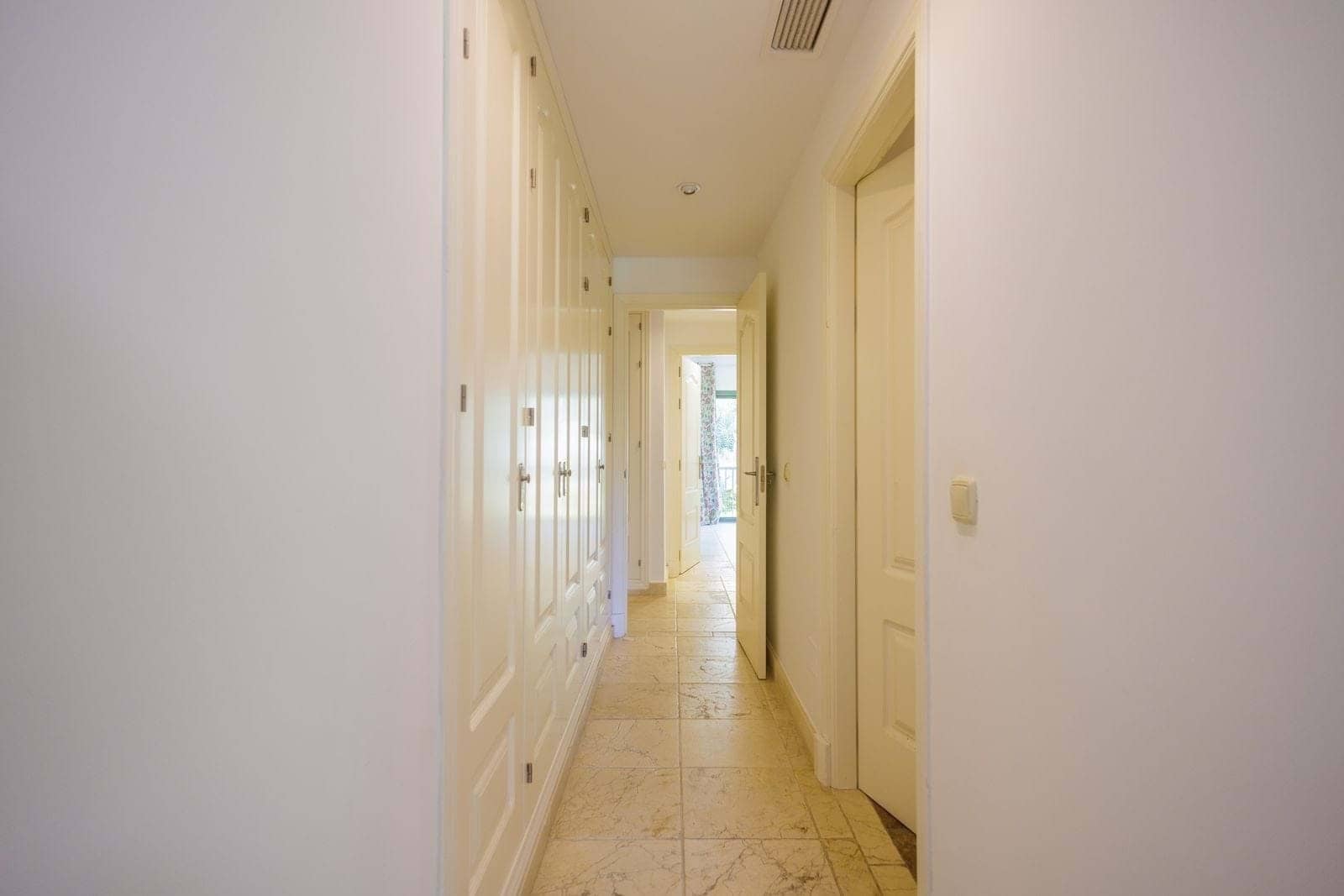 Apartamento de 2 habitaciones en Estepona en venta con piscina garaje - 420.000 € (Ref: 9301784)