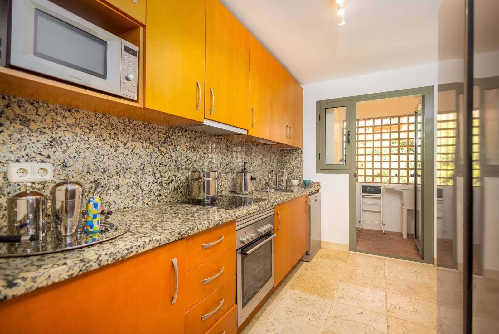 Apartamento de 2 habitaciones en Estepona en venta con piscina garaje - 420.000 € (Ref: 9301784)