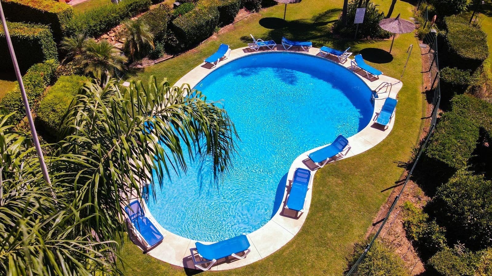 Apartamento de 2 habitaciones en Estepona en venta con piscina garaje - 420.000 € (Ref: 9301784)