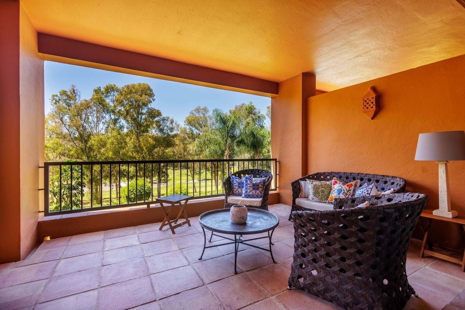 Apartamento de 2 habitaciones en Estepona en venta con piscina garaje - 420.000 € (Ref: 9301784)