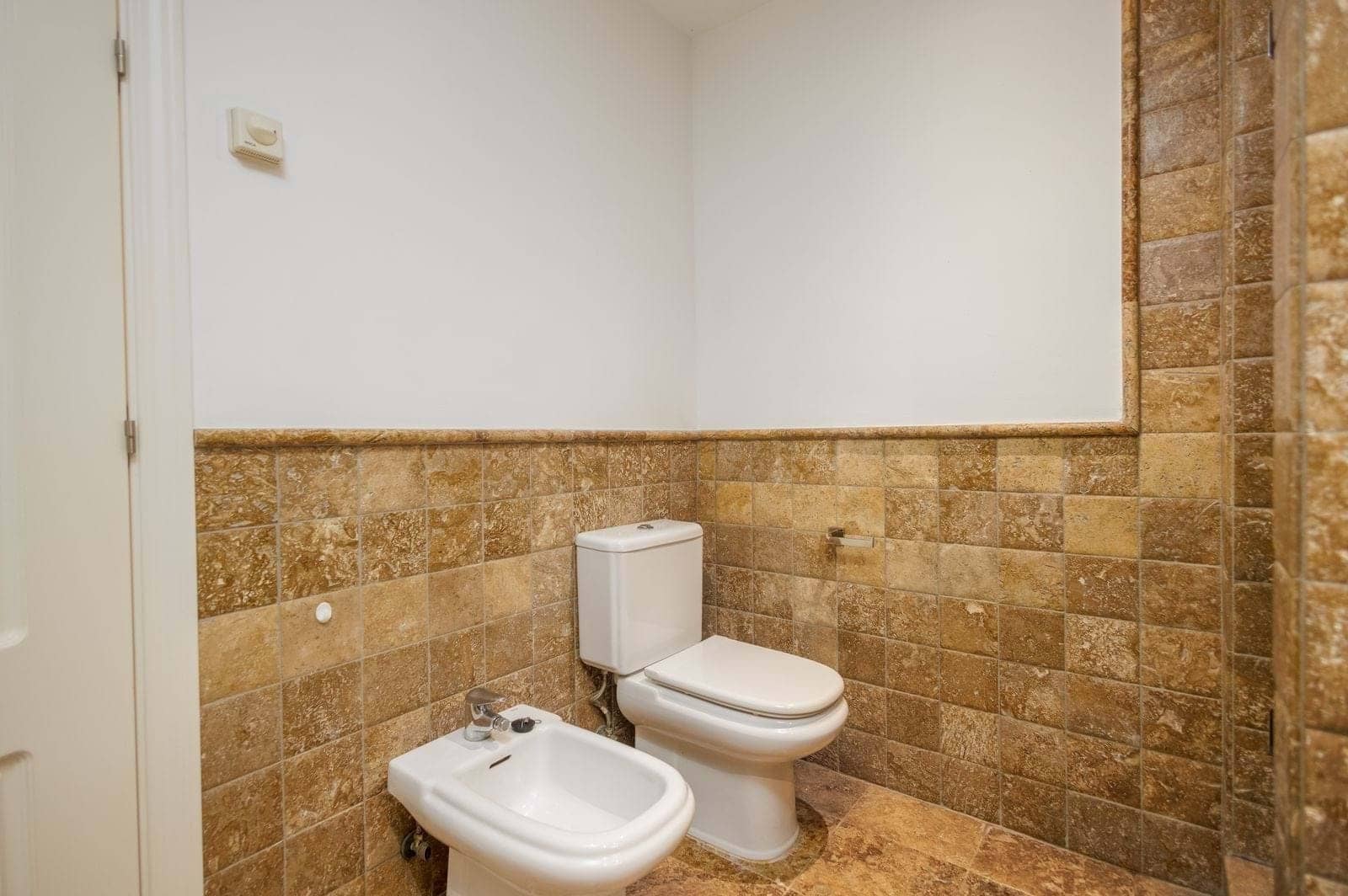 Apartamento de 2 habitaciones en Estepona en venta con piscina garaje - 420.000 € (Ref: 9301784)