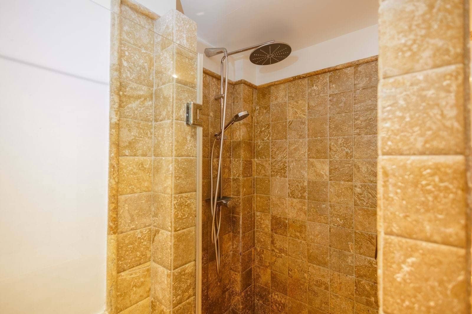 Apartamento de 2 habitaciones en Estepona en venta con piscina garaje - 420.000 € (Ref: 9301784)