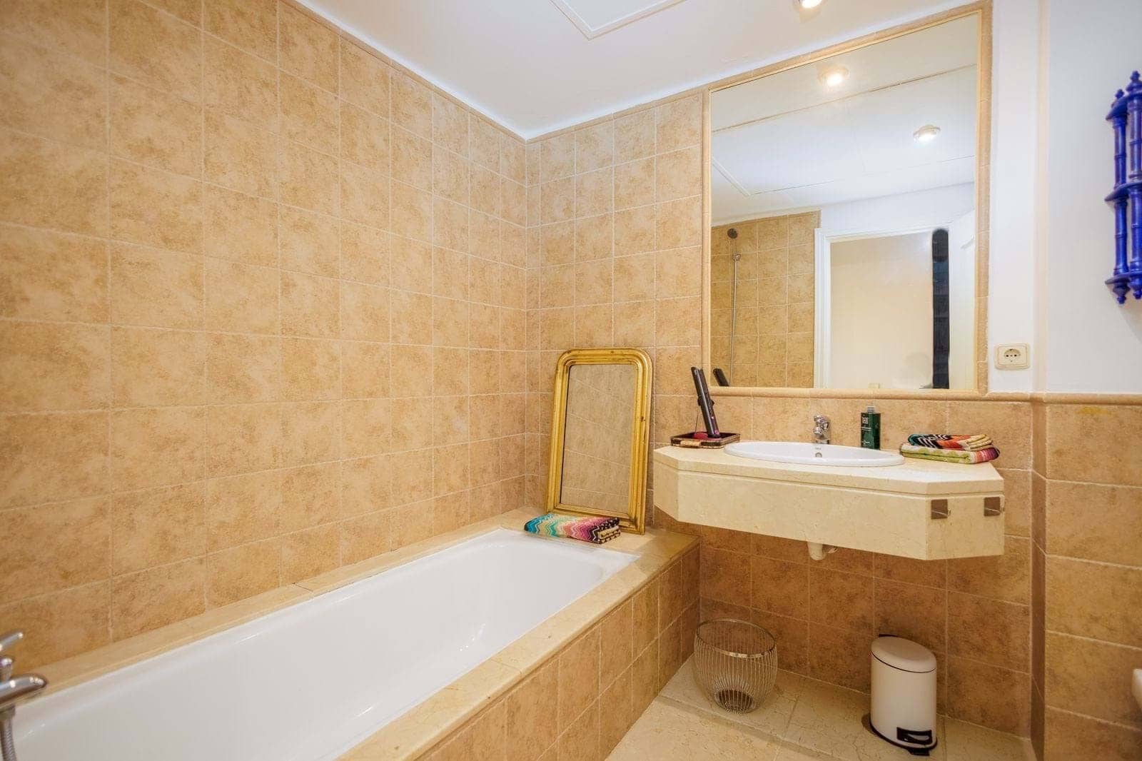 Apartamento de 2 habitaciones en Estepona en venta con piscina garaje - 420.000 € (Ref: 9301784)