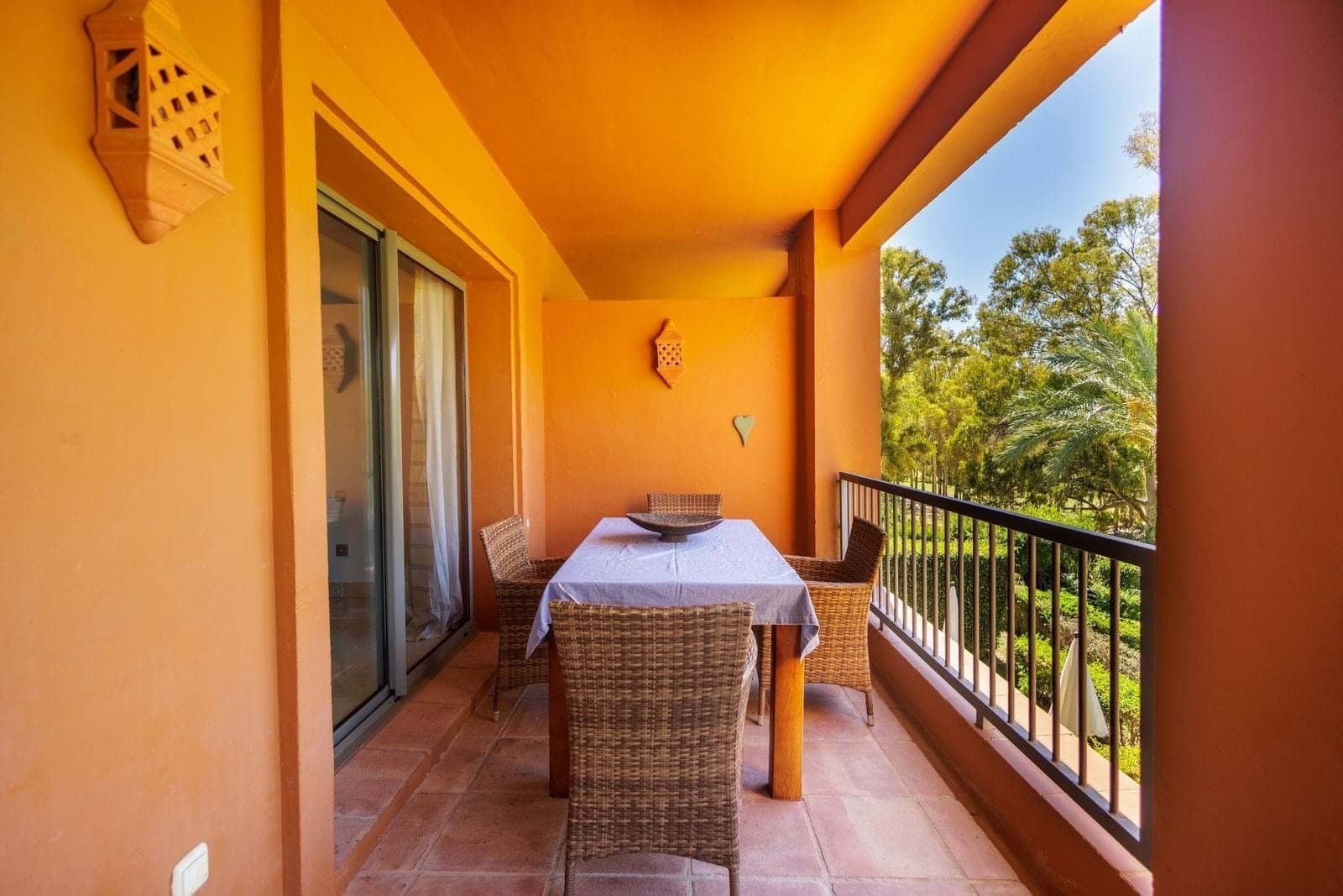 Apartamento de 2 habitaciones en Estepona en venta con piscina garaje - 420.000 € (Ref: 9301784)