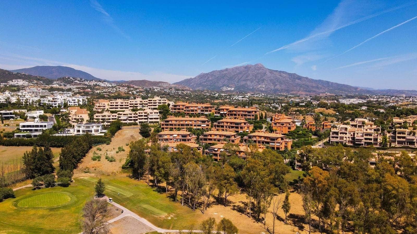 Apartamento de 2 habitaciones en Estepona en venta con piscina garaje - 420.000 € (Ref: 9301784)