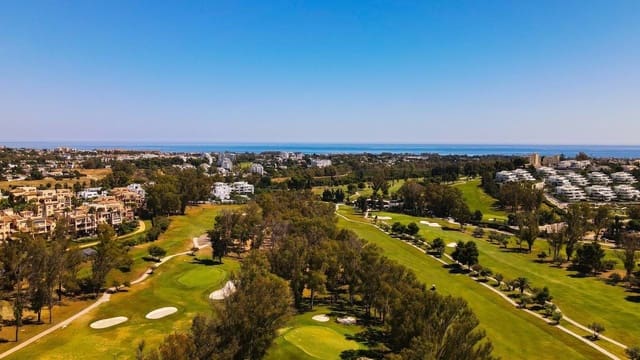 Apartamento de 2 habitaciones en Estepona en venta con piscina garaje - 420.000 € (Ref: 9301784)