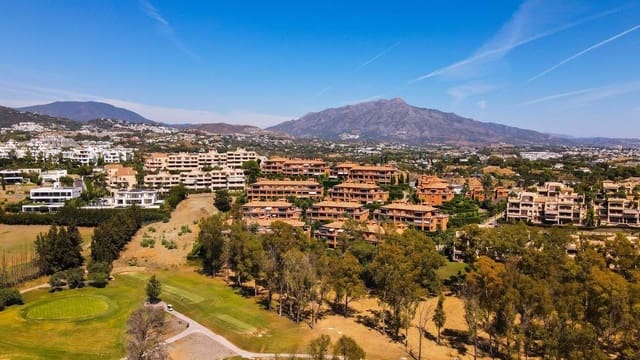 Apartamento de 2 habitaciones en Estepona en venta con piscina garaje - 420.000 € (Ref: 9301784)