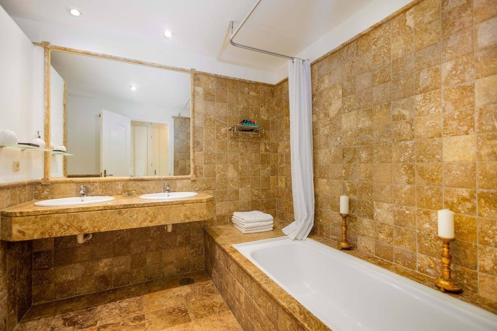 Apartamento de 2 habitaciones en Estepona en venta con piscina garaje - 420.000 € (Ref: 9301784)