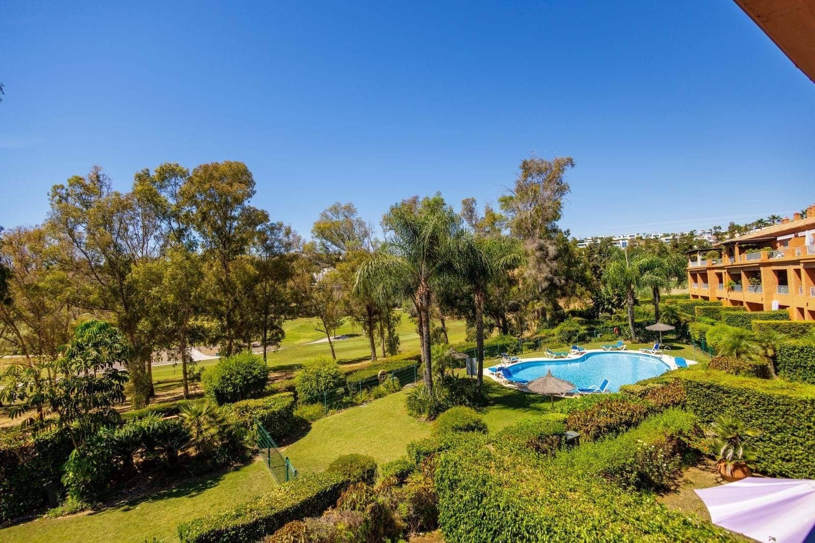 Apartamento de 2 habitaciones en Estepona en venta con piscina garaje - 420.000 € (Ref: 9301784)