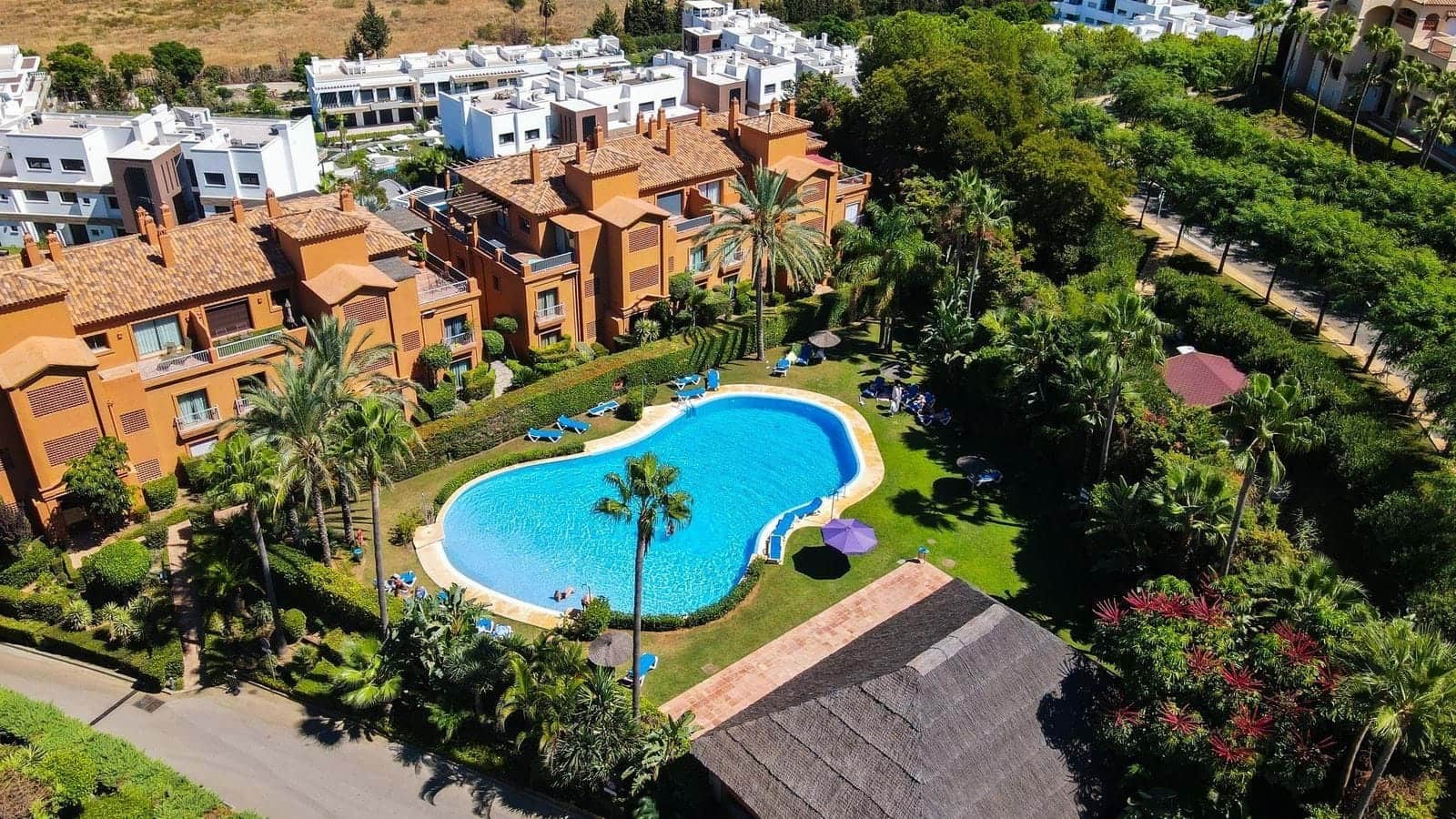 Apartamento de 2 habitaciones en Estepona en venta con piscina garaje - 420.000 € (Ref: 9301784)