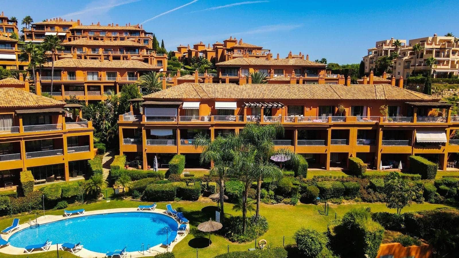 Apartamento de 2 habitaciones en Estepona en venta con piscina garaje - 420.000 € (Ref: 9301784)