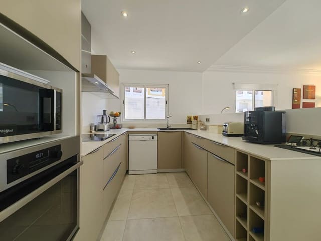 Apartamento de 3 habitaciones en Estepona en venta con piscina garaje - 498.500 € (Ref: 9322387)